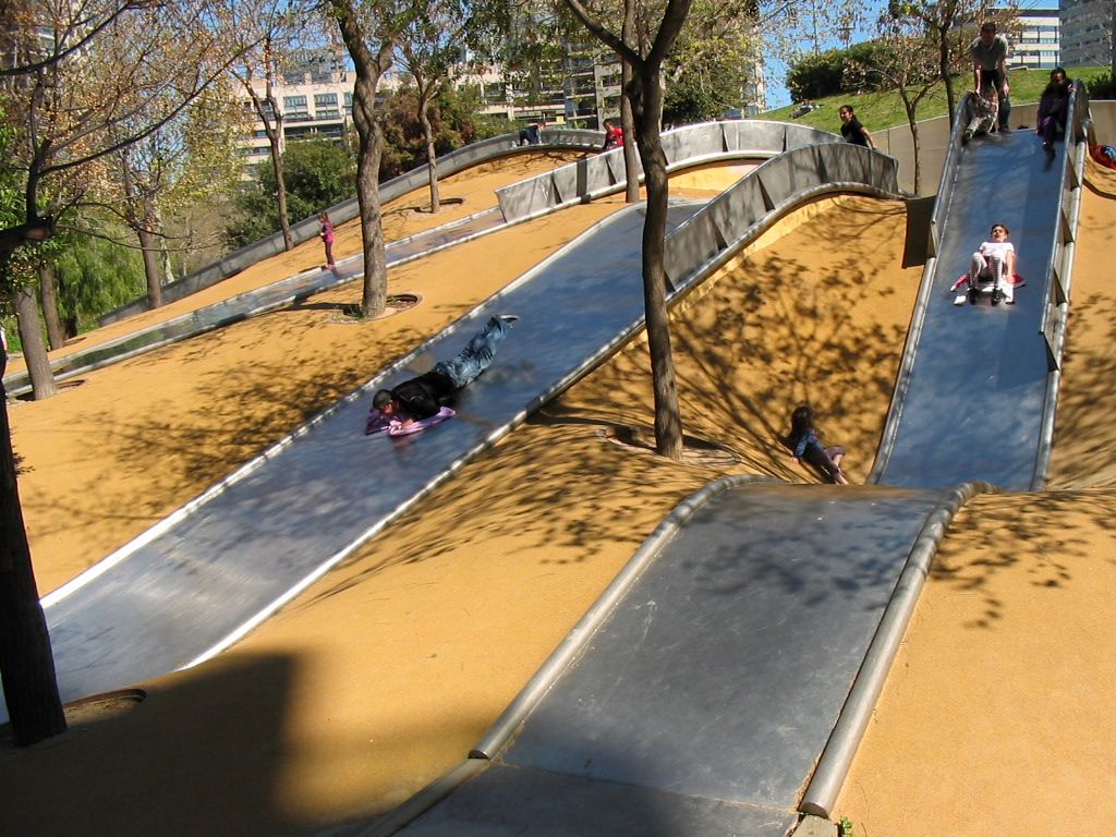 Parcs amb tobogans gegants en Diagonal Mar